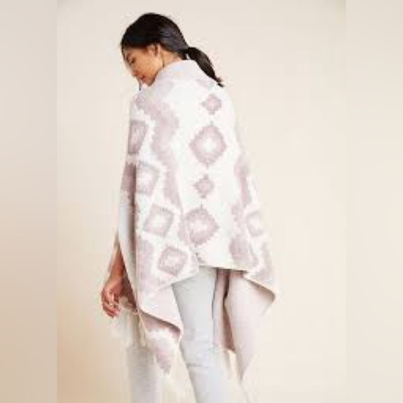 Anthropologie - Barefoot Dreams Mosaic Wrap Cozy Pink and White Patterned Shawl - Picture 2 of 5